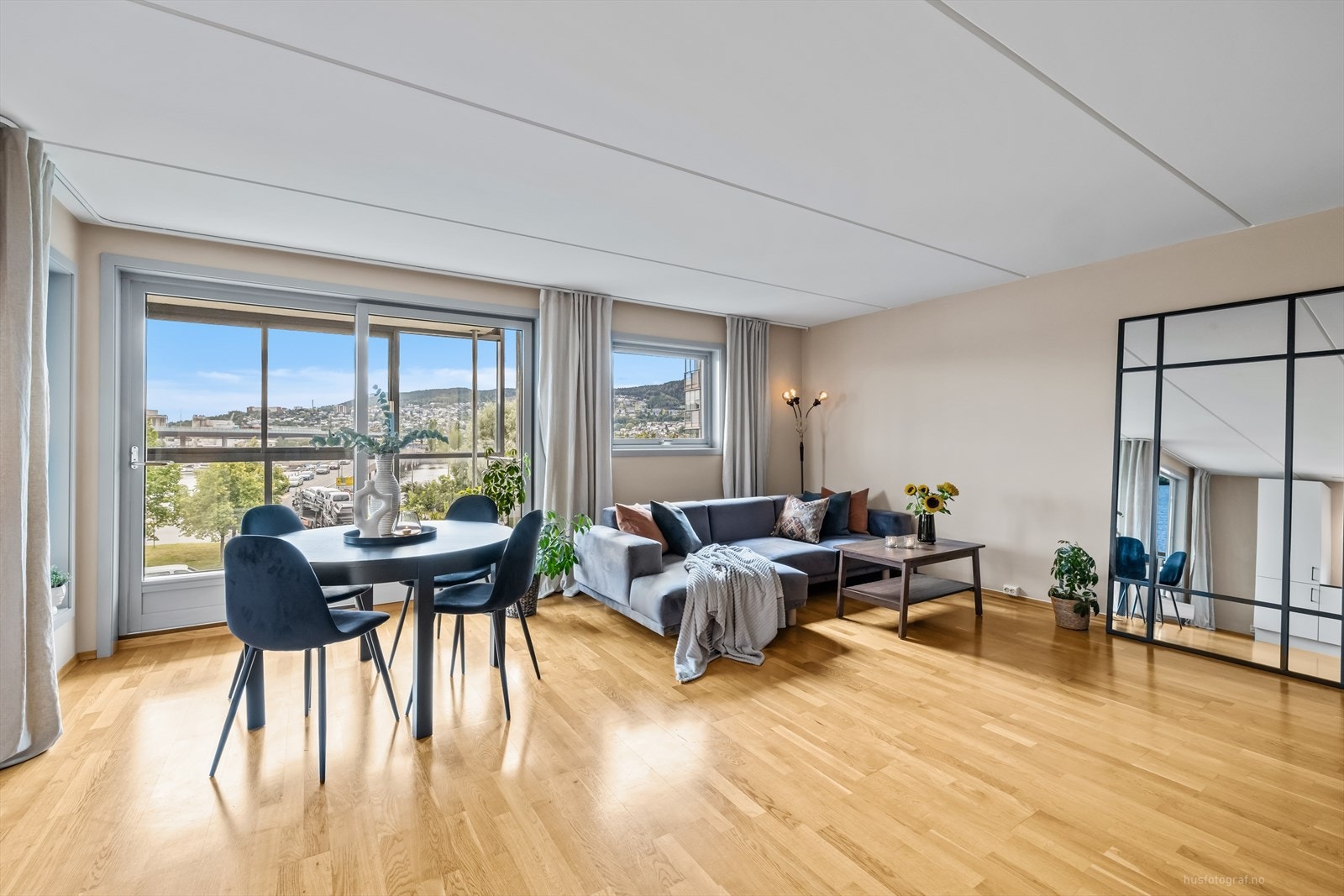 Stuen er et lyst og åpent allrom med plass for en stor spisestue der en kan invitere mange til bords. Galleribilde