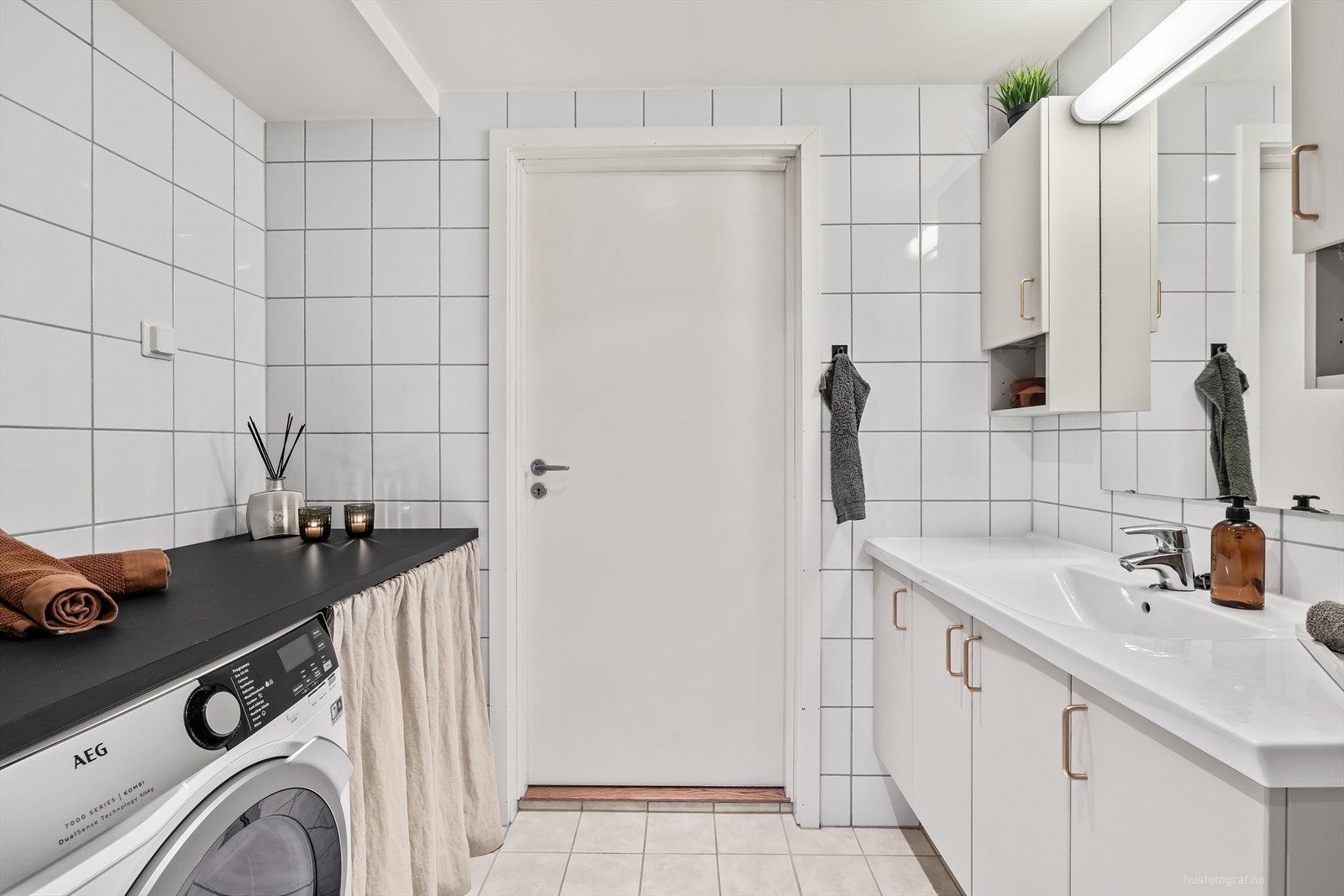 Badet har flislagte overflater med varme i gulv. Galleribilde