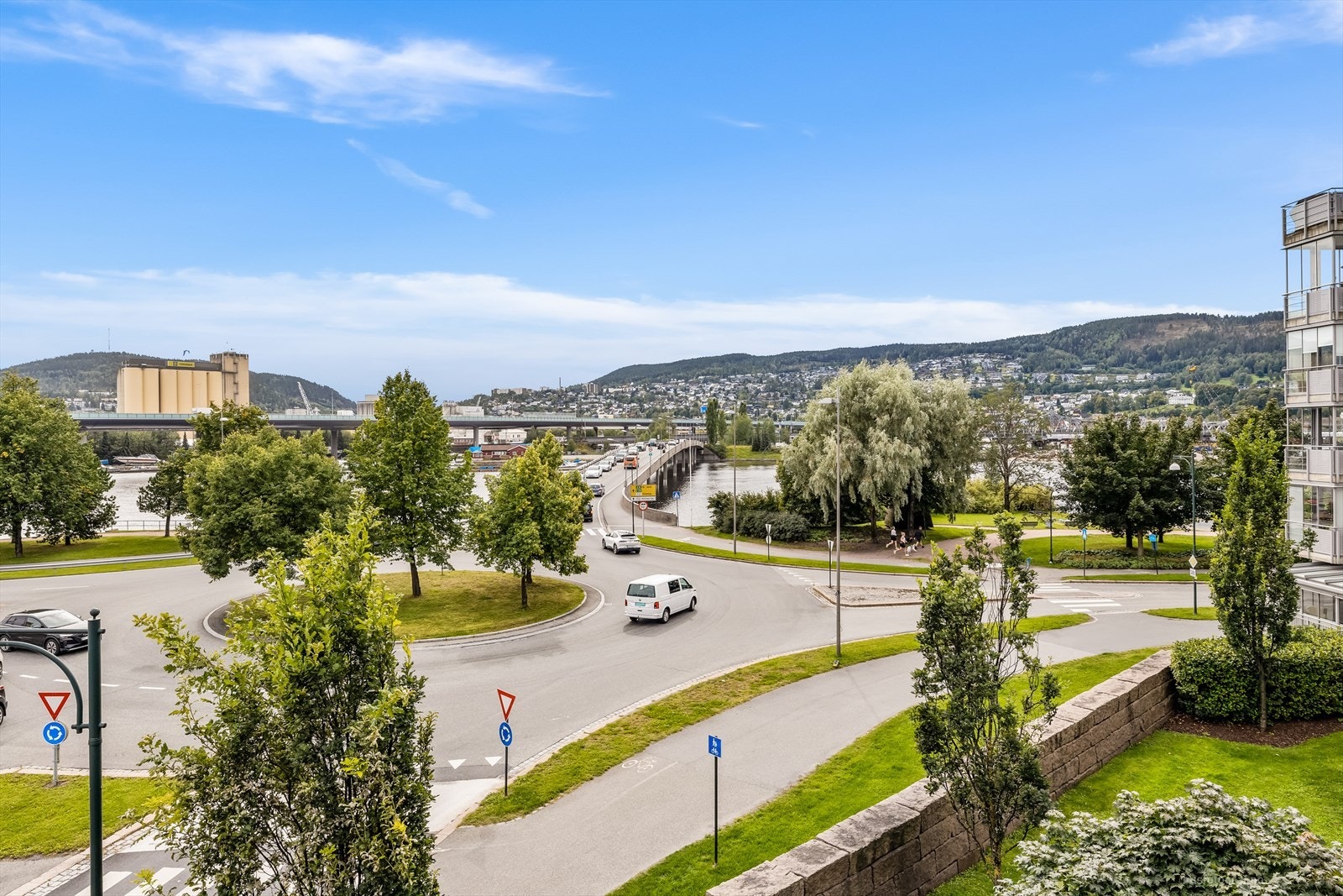 Fra balkongen er det fin utsikt mot Drammensfjorden og Strømsåsen. Galleribilde