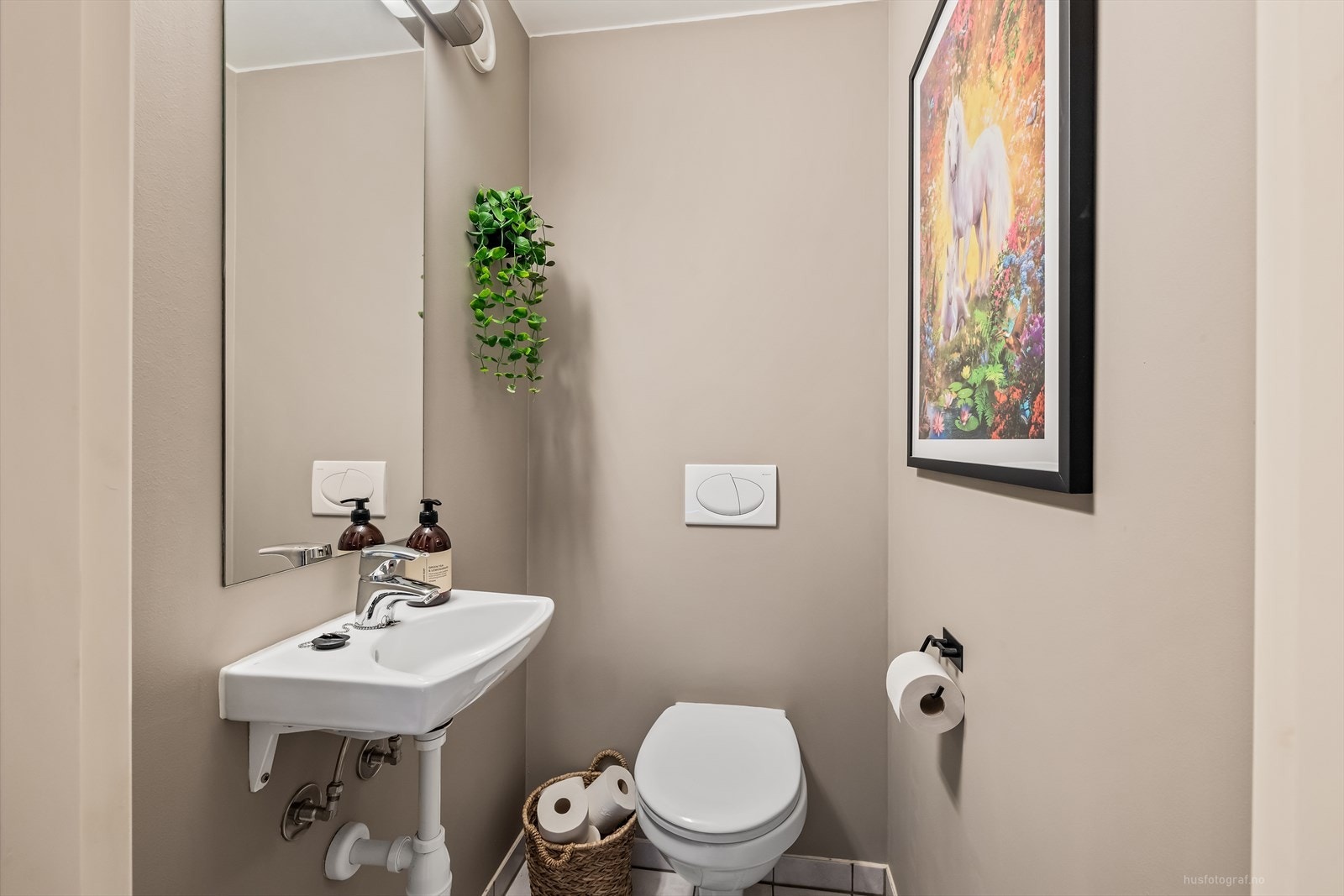 I tillegg har leiligheten et praktisk, separat toalettrom malt i delikate farger. Galleribilde