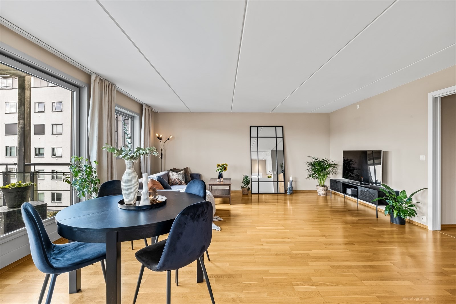 Stuen er av god størrelse og byr på flere møbleringsmuligheter. Galleribilde