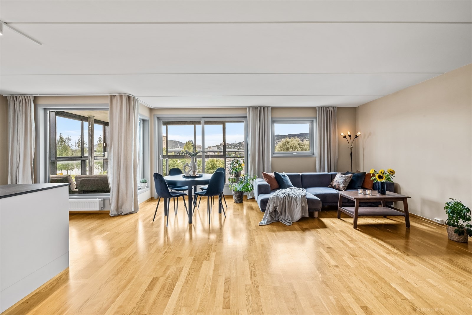 Stuen og kjøkkenet preges av store vindusflater fra tak til gulv. Galleribilde