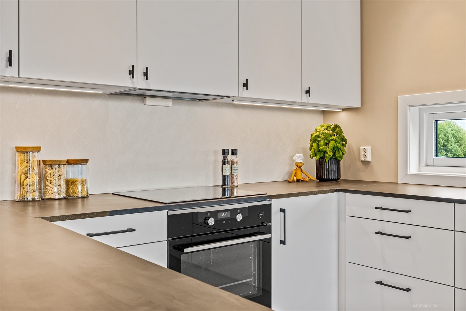 Det er godt med belysning under skap og spotskinner i himling. Galleribilde