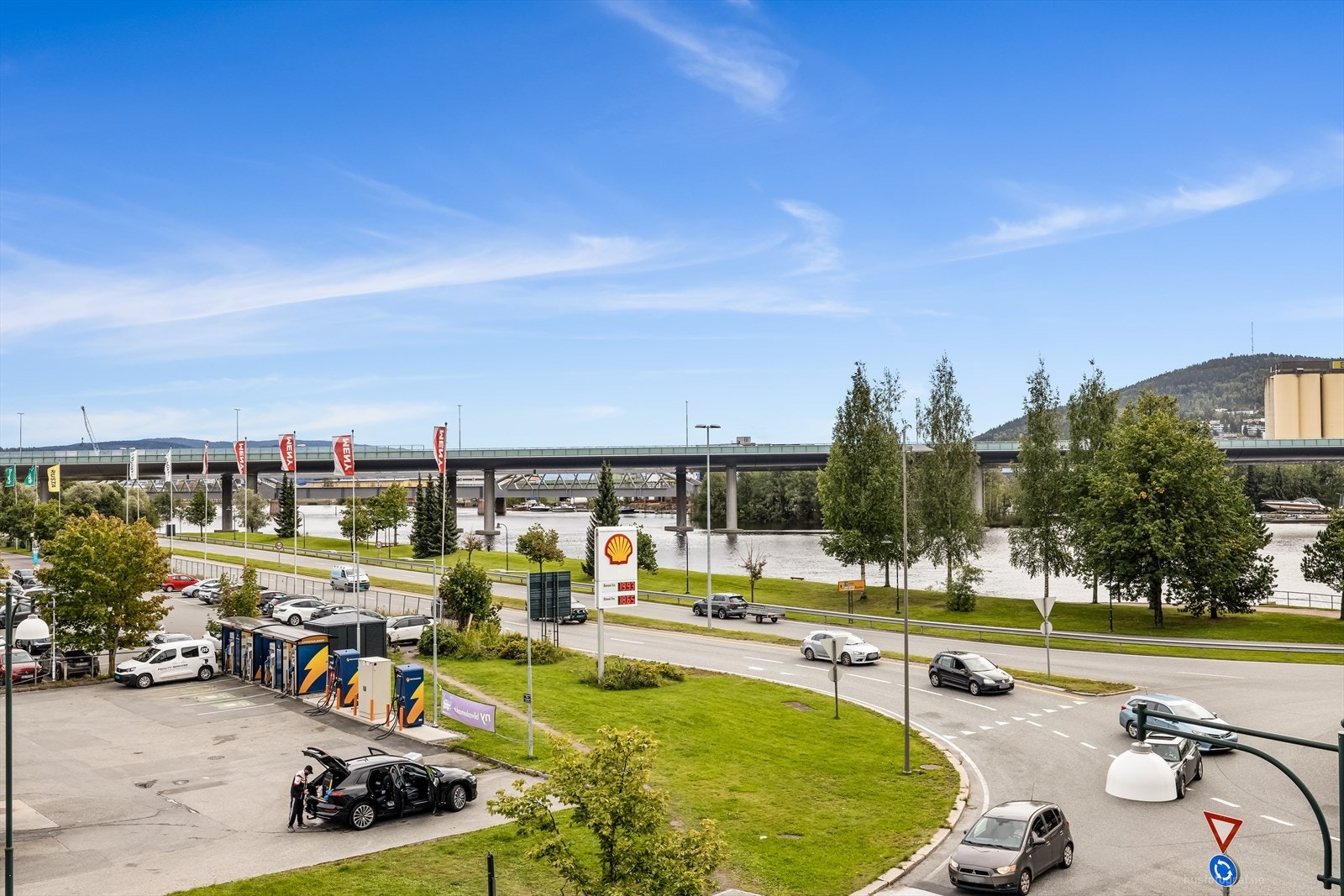 Leiligheten ligger sentralt for offentlig transport med både buss og tog. Drammen er et sentralt knutepunkt, og fra leiligheten kan du tusle til busstasjonen hvor de finner alle avganger. Like over Drammenselva ligger Drammen stasjon med hyppige avganger. Galleribilde