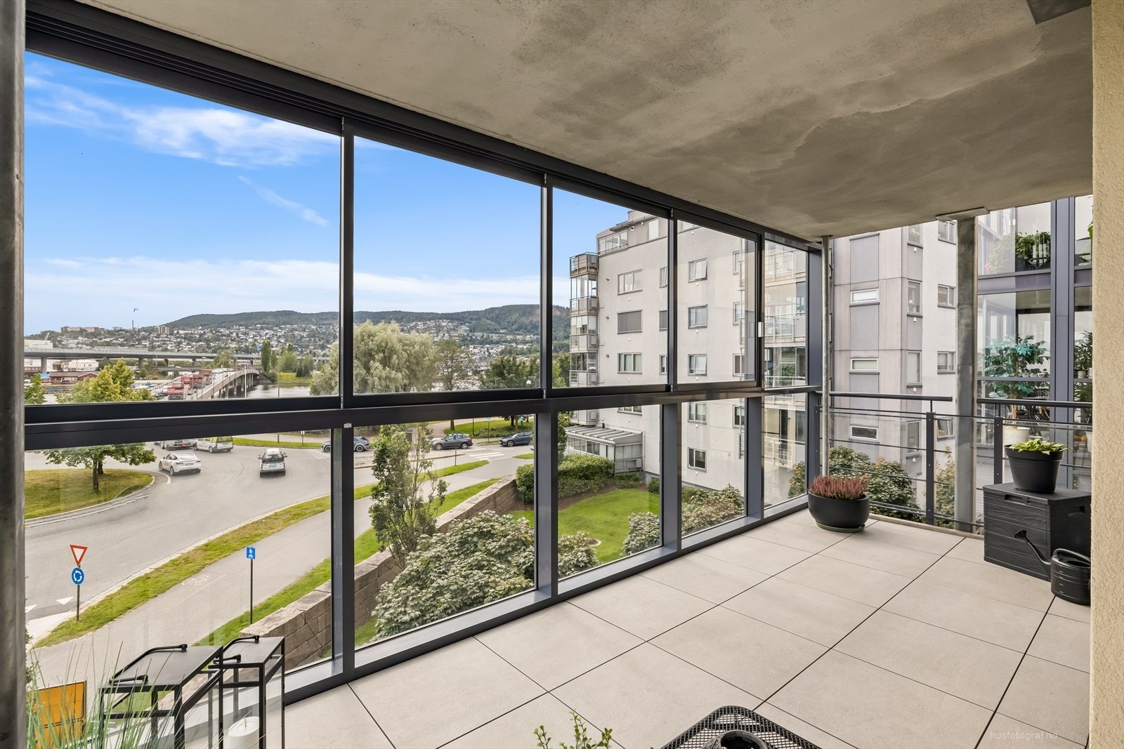 Fra stuen er det utgang til en stor og solrik, innglasset balkong. Galleribilde