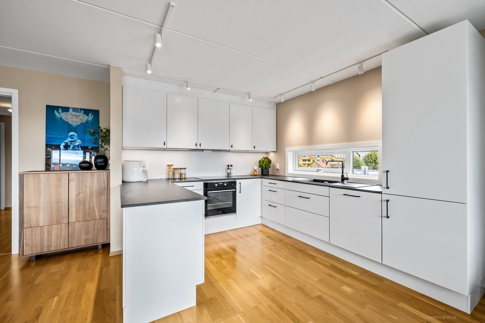 Kjøkkenet har godt med benkeplass, effektive arbeidsflater og mye plass i både skuffer og skap. Galleribilde