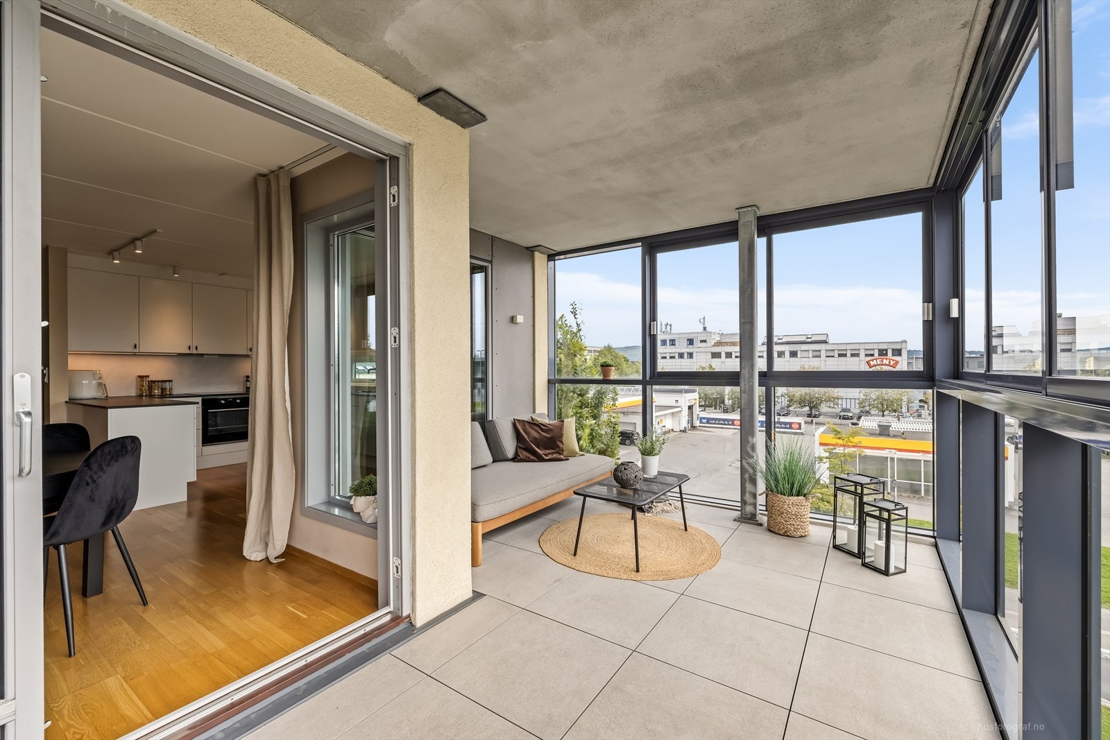 Balkongen er meget romslig og har god plass til både utemøblement og grill. Galleribilde