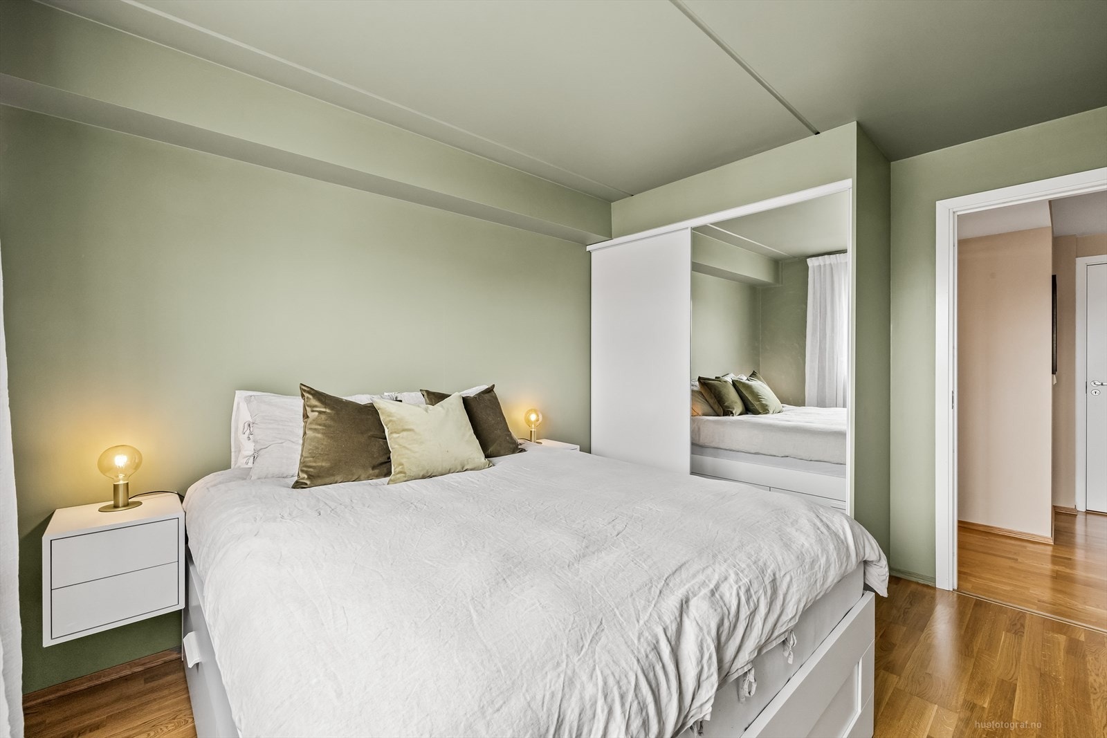 Her er det godt med skapplass og det er plass til både dobbeltseng og nattbord. Galleribilde