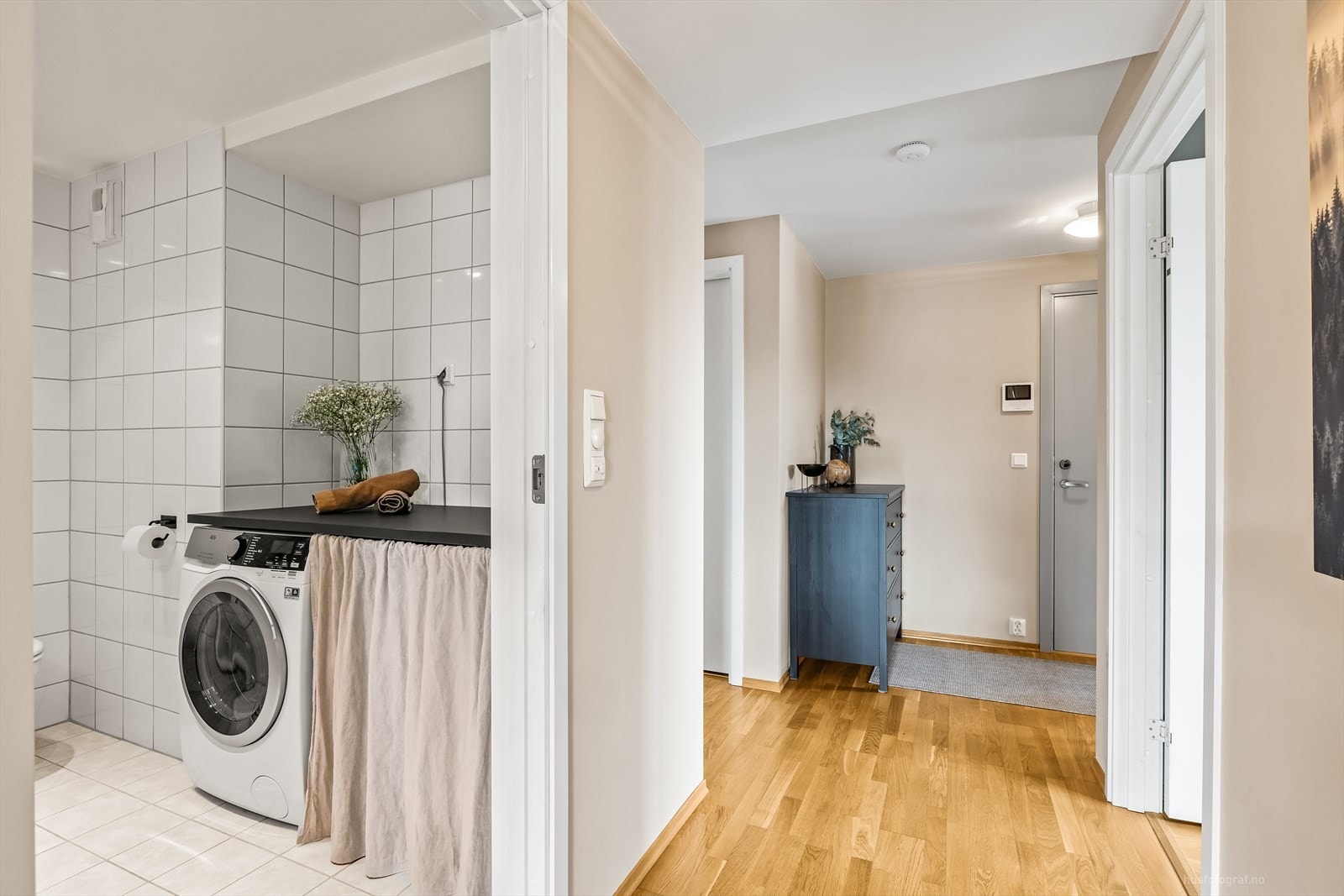 Det er opplegg for både vaskemaskin og tørketrommel på badet. Galleribilde