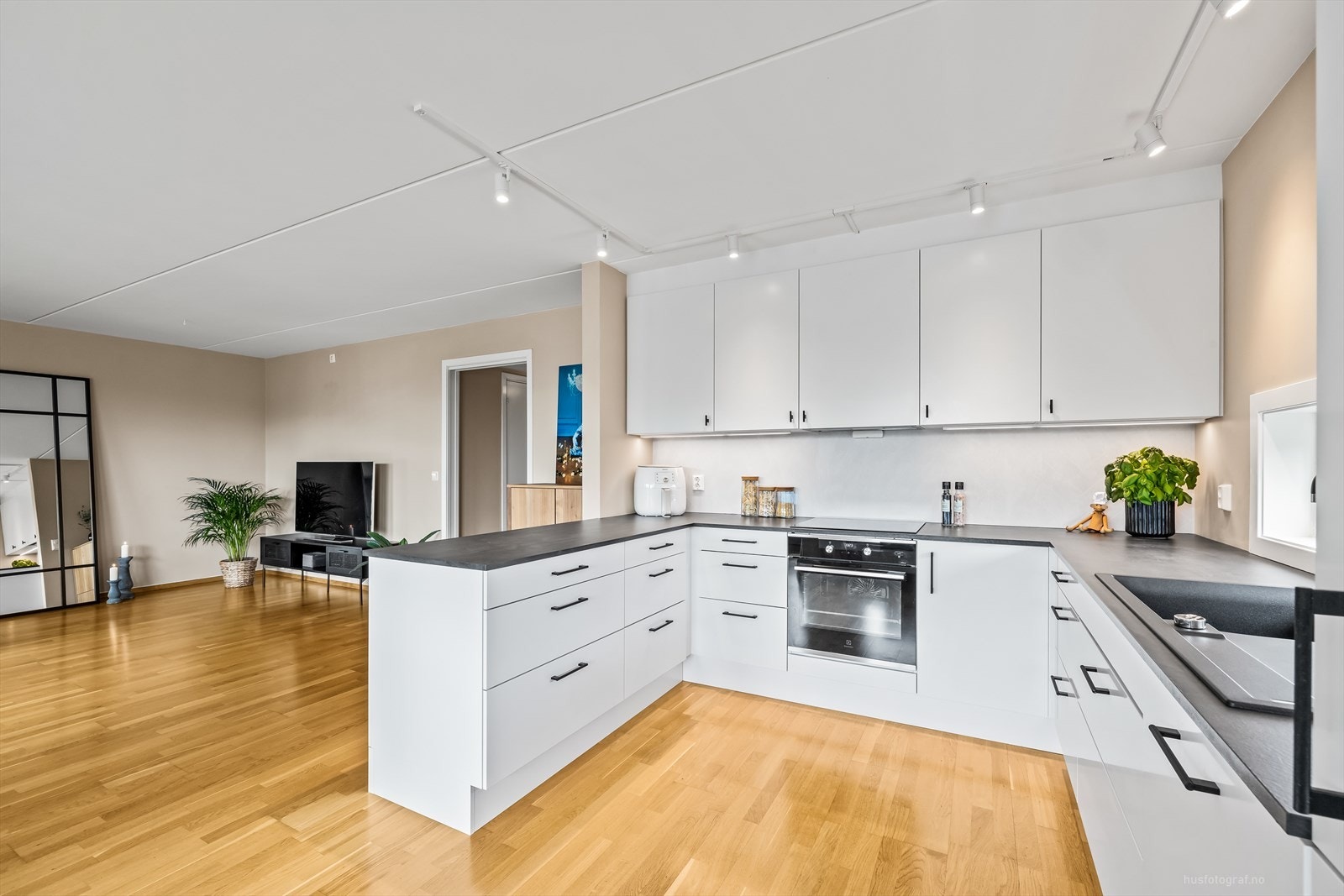 Innredningen er godt utstyrt med integrert kjøl/fryseskap, oppvaskmaskin, komfyr, induksjonstopp og ventilator. Galleribilde