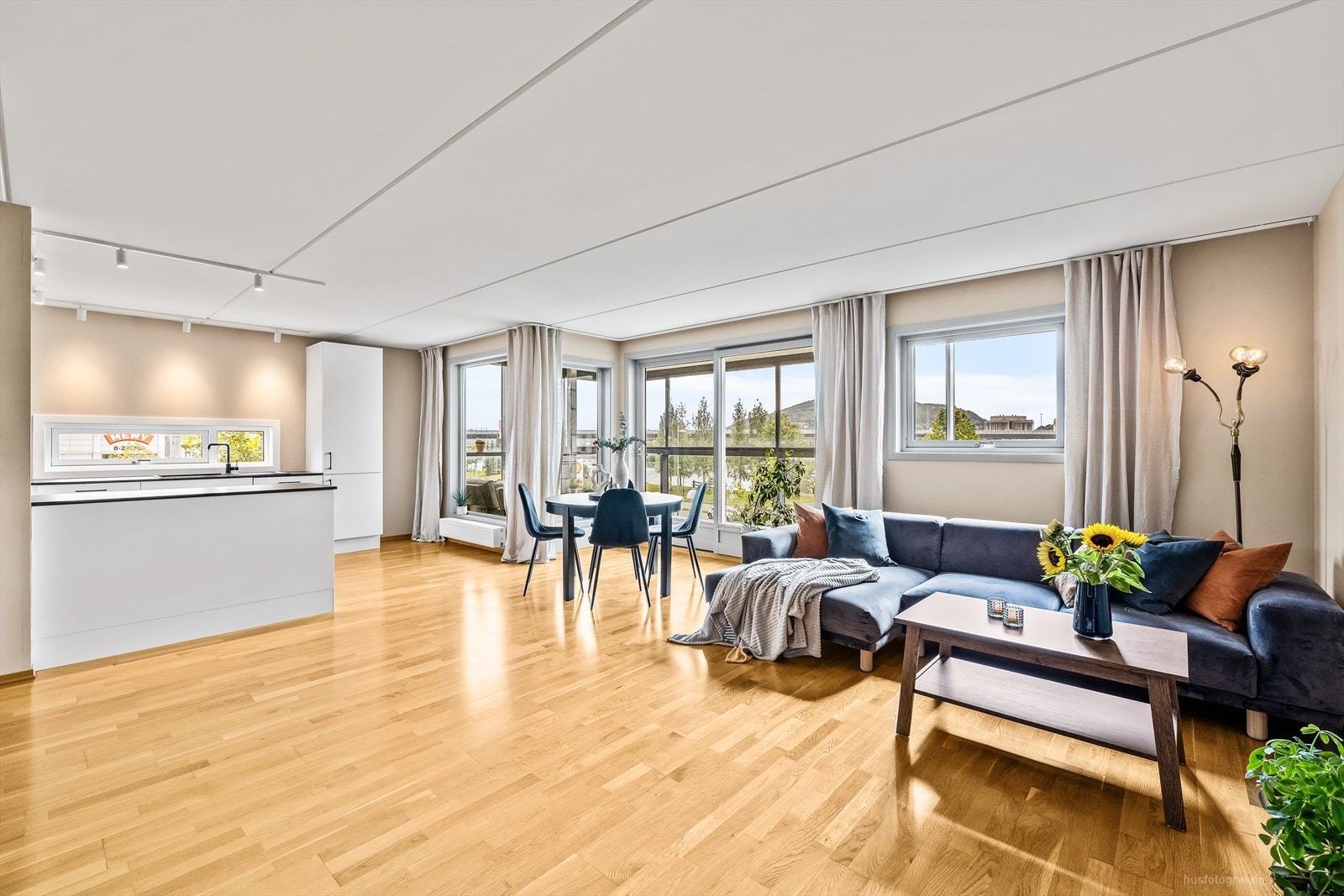 De store vindusflatene sørger for fine med naturlig lys og en god romfølelse. Galleribilde