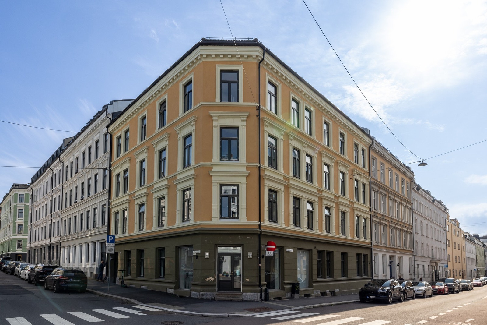Velkommen til Schønings gate 6 A. En stille og rolig bygård, sentralt på Majorstuen. Galleribilde