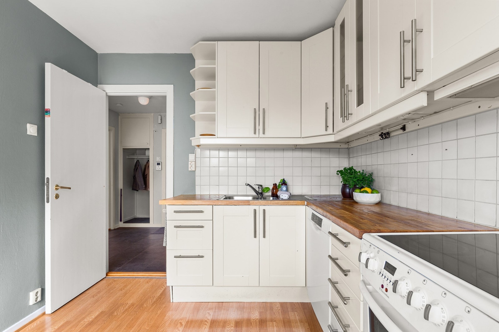 Den store benkeplaten gjør det enkelt å diske opp lekre middager. Det er rikelig med oppbevaringsplass i både skuffer og skap. Galleribilde