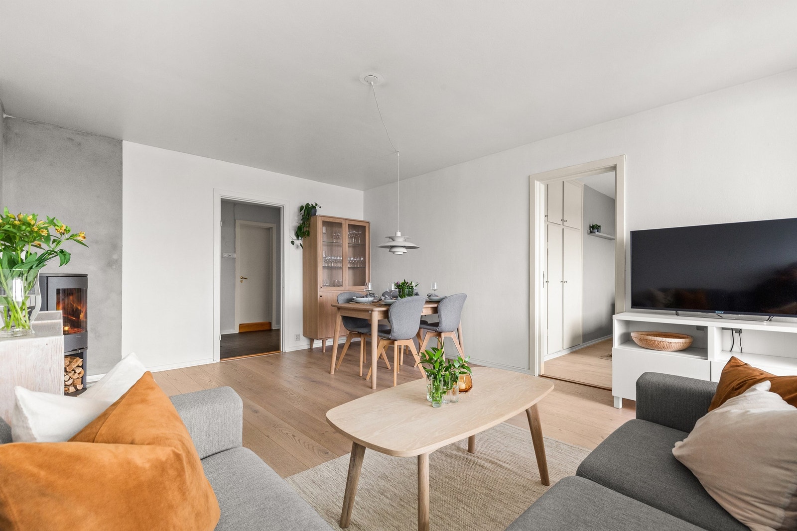 Stuen er romslig og kan enkelt innredes med en hyggelig sofagruppe med tilhørende sofabord og annet ønskelig stuemøblement. Galleribilde