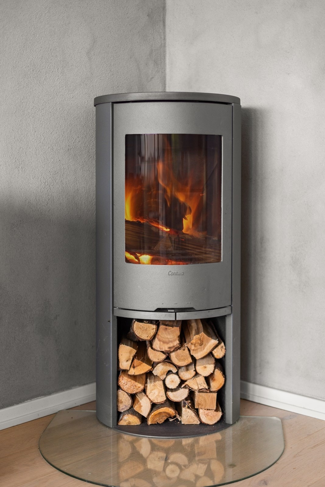 Stuen har også en herlig vedovn - perfekt for kalde vinterkvelder. Galleribilde