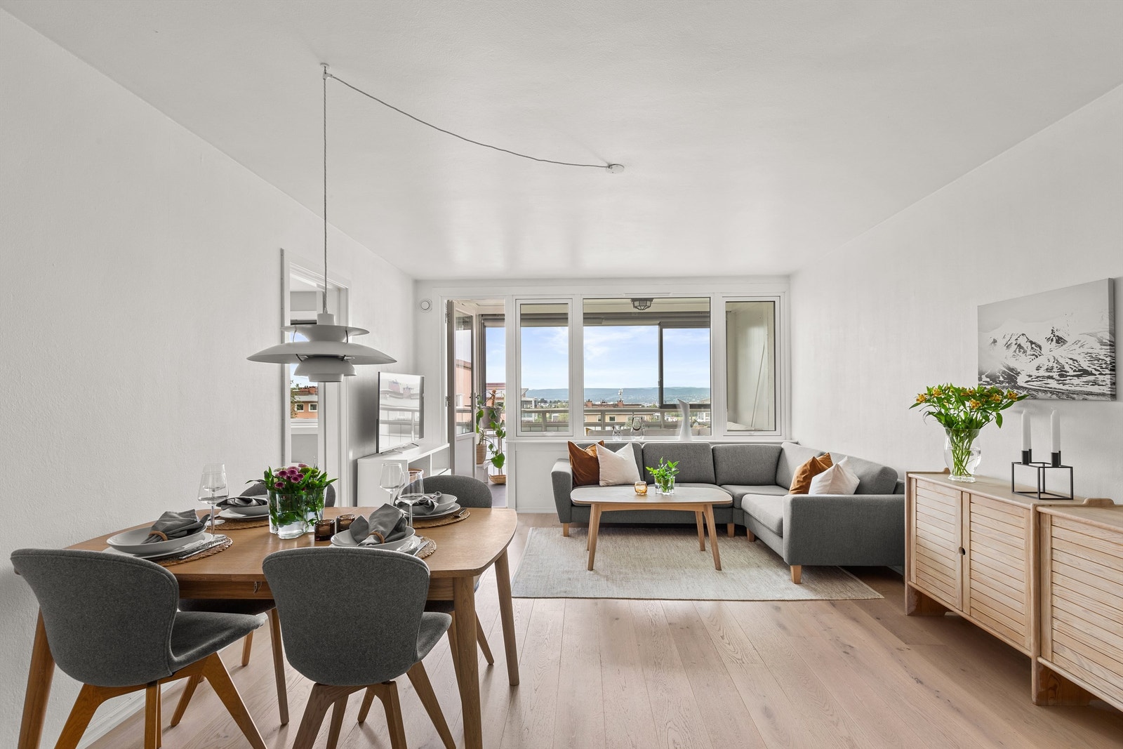 En lys og velholdt 3-roms med gjennomgående god standard. Galleribilde