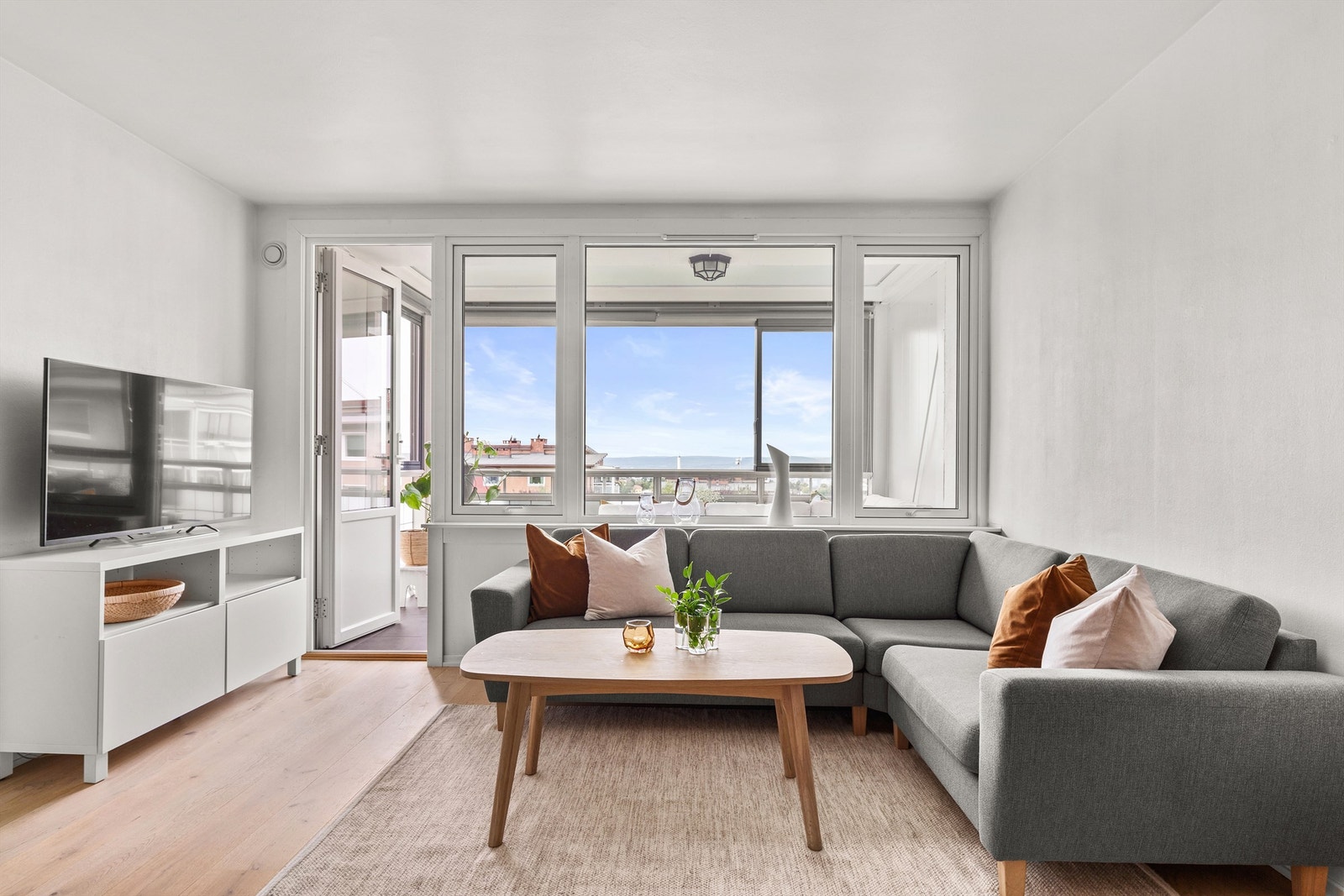 Fra stuen er det utgang til leilighetens vestvendte balkong på ca. 8 kvm. Galleribilde