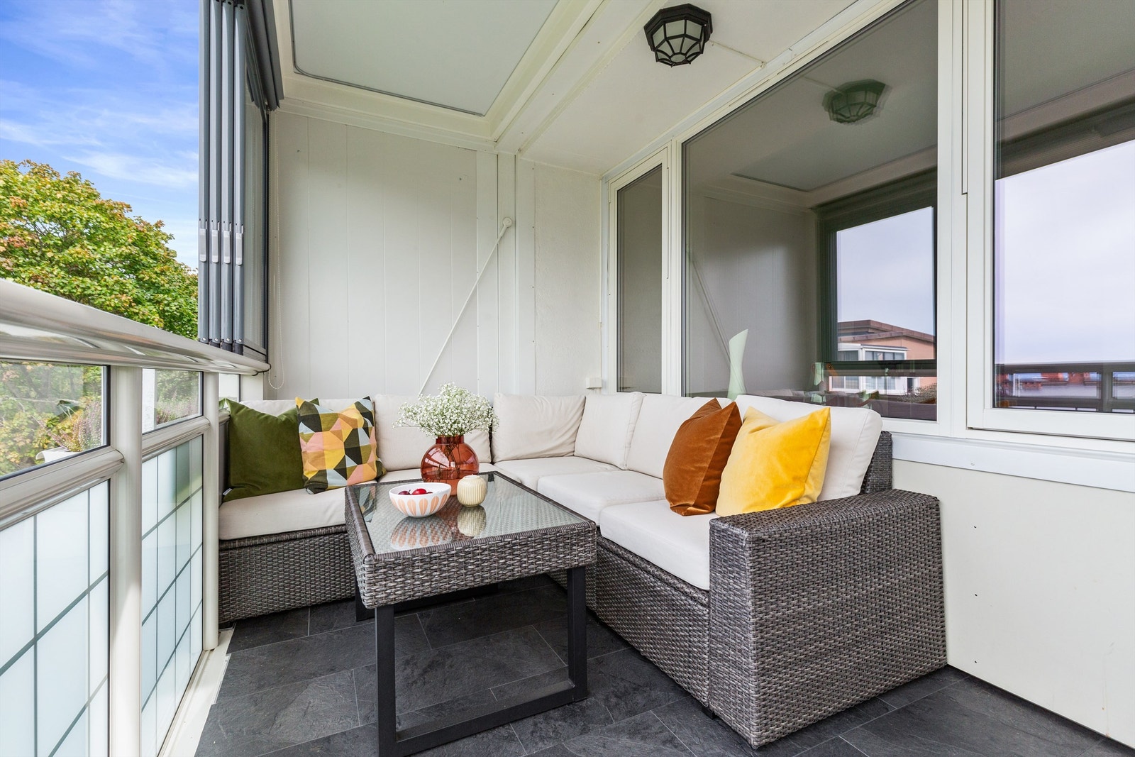 Her kan årets varme dager nytes i en hyggelig sittegruppe. Galleribilde