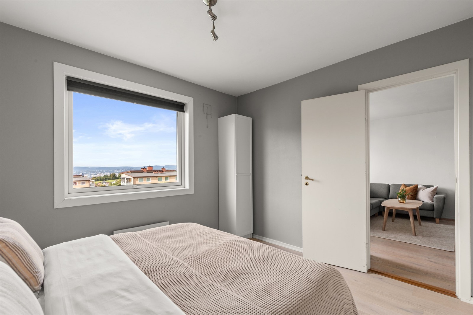 Det er gode muligheter for å møblere med ønsket oppbevaringsmøblement. Galleribilde