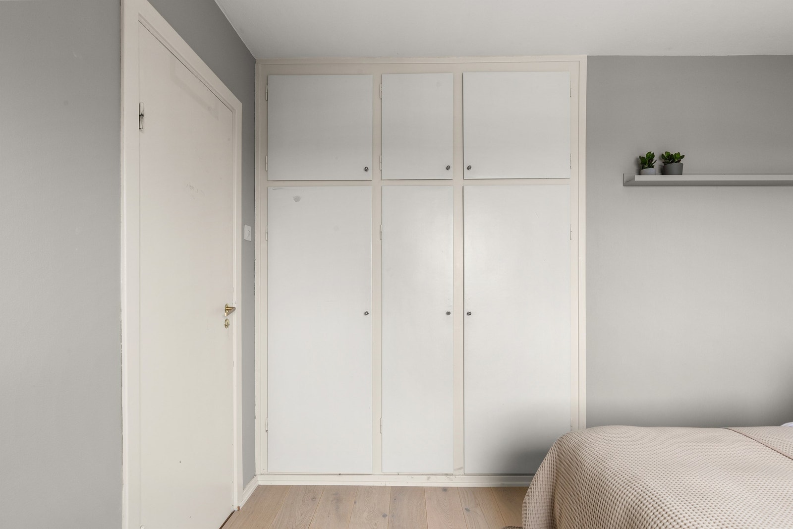 Soverommet har et praktisk innebygget garderobeskap med rikelig av oppbevaringsplass. Galleribilde