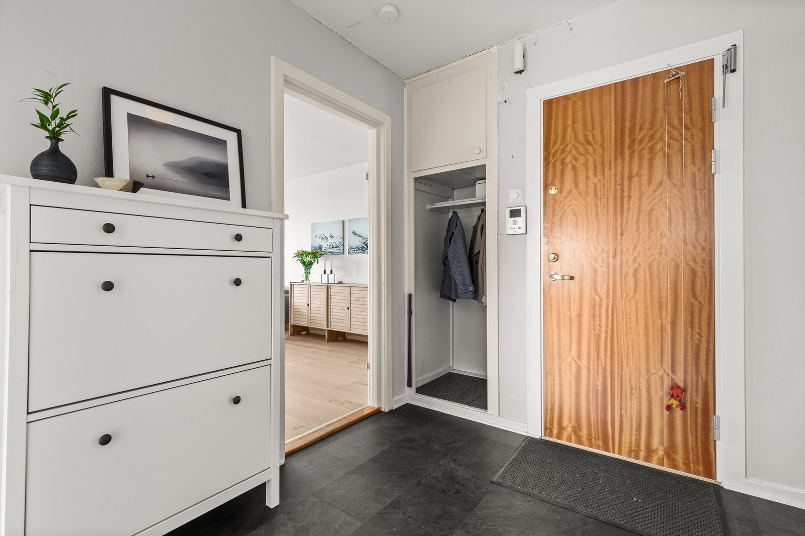 Velkommen inn! Leilighetens entré er lys og innbydende og gir et meget godt førsteinntrykk av boligen. Galleribilde