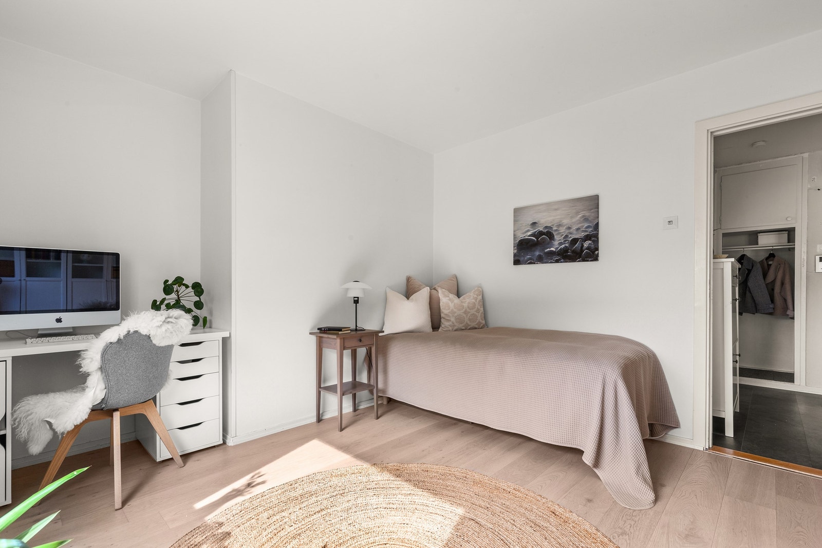 Leilighetens andre soverom er også romslig og passer ypperlig som barnerom, gjesterom eller kontor. Galleribilde