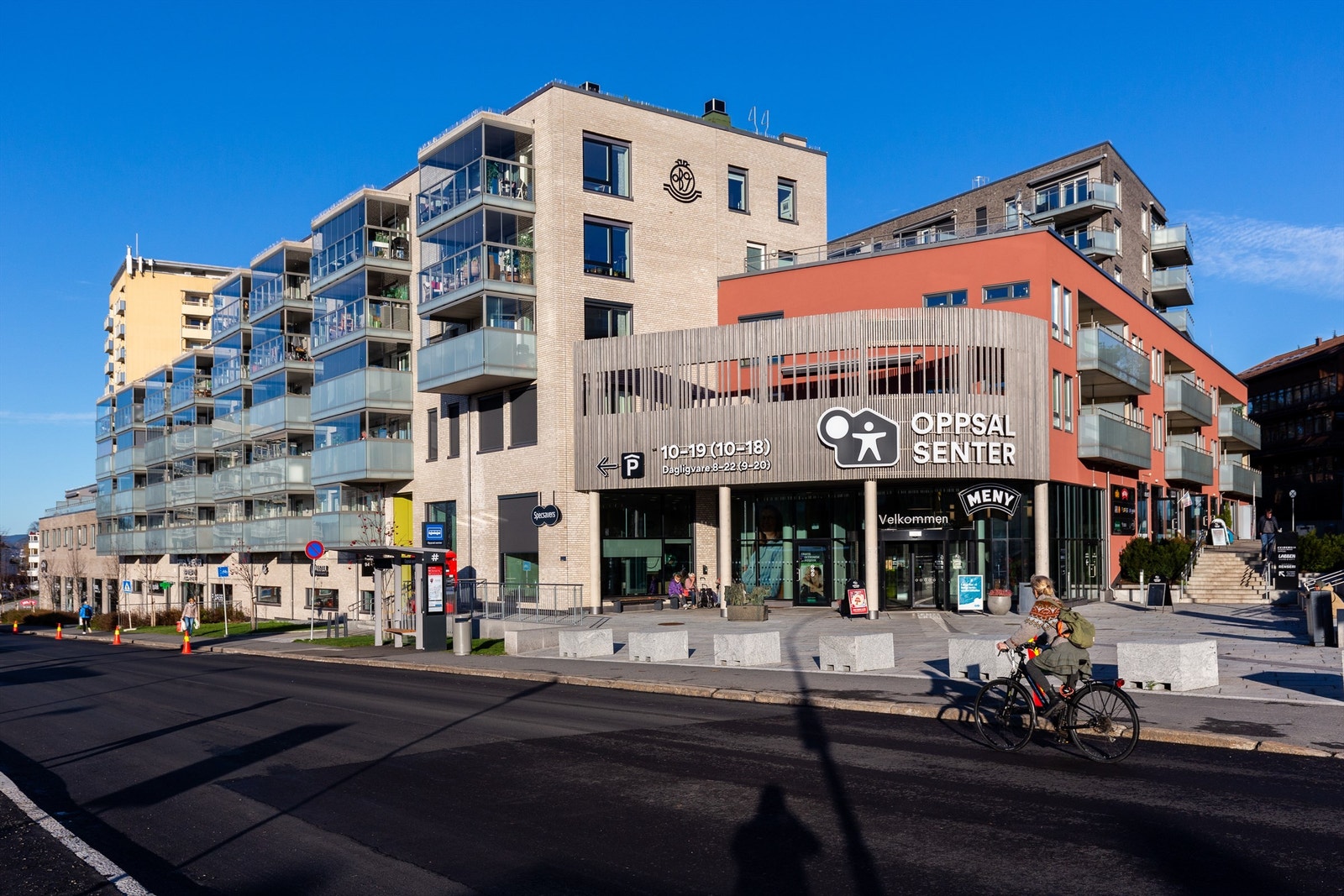 Det er gangavstand til Oppsal senter med mange butikker og servicetjenester. Senteret kan by på alt fra dagligvare, ulike butikker, spisesteder, veterinær, apotek, tannlege, Specsavers, Auster Frisør og mer. Galleribilde