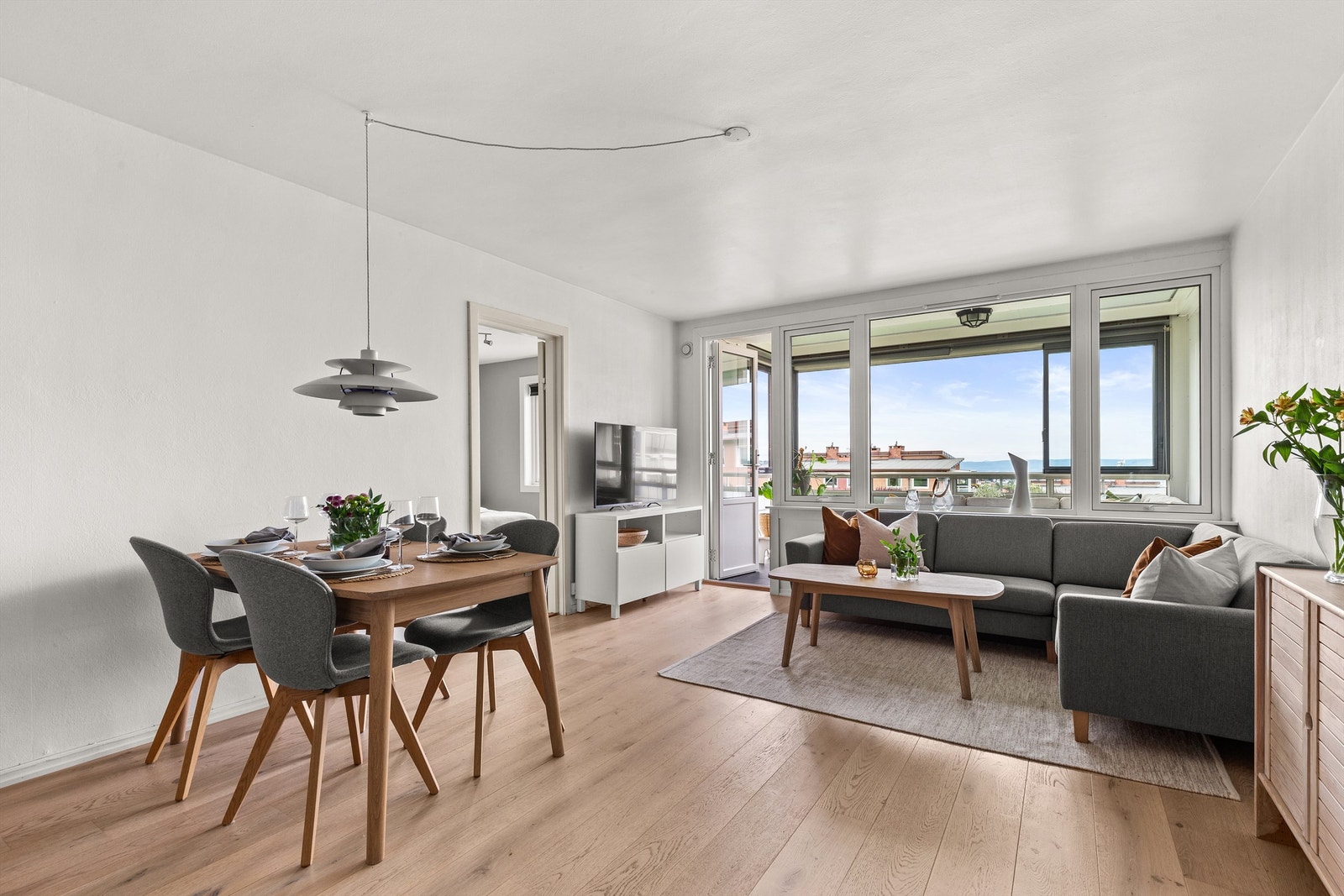 Det er store vindusflater som slipper inn rikelig med lys og skaper en lys og luftig atmosfære i stuen. Galleribilde