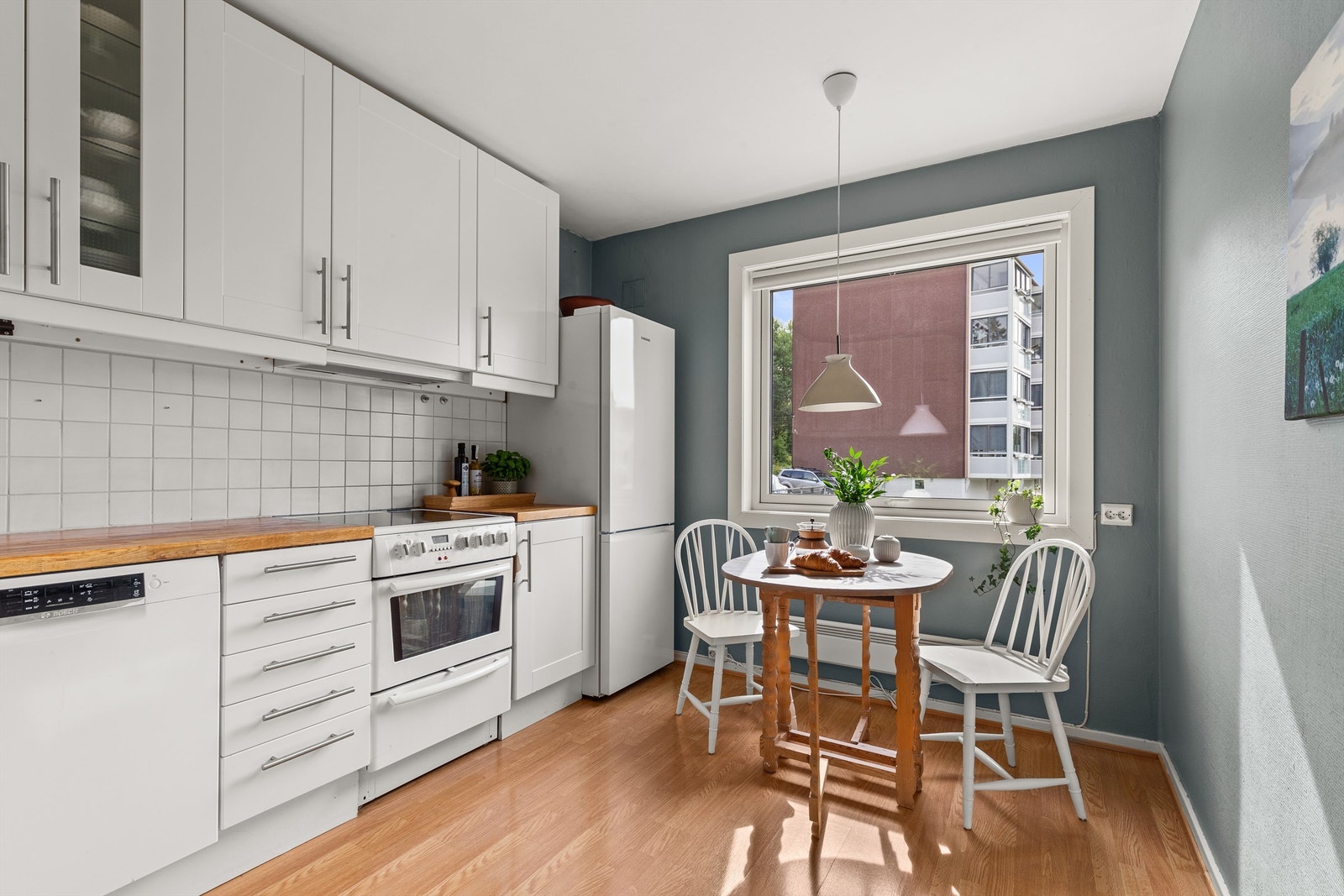 Kjøkkeninnredningen er fra IKEA og består av profilerte fronter og en lekker benkeplate i heltre med nedfelt vask- og skyllekum. Galleribilde