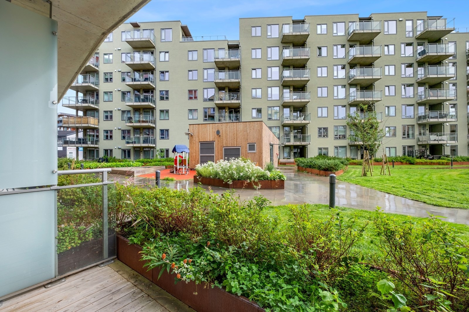 Leiligheten har en 3m² terrasse med utsikt over fellesområdene Galleribilde