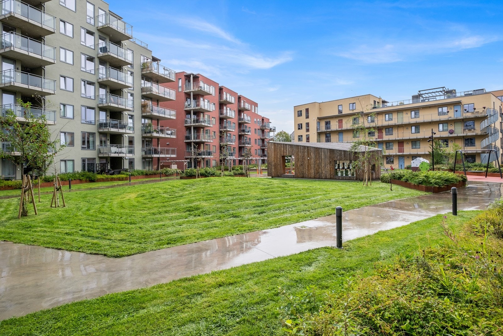 Her får du en leilighet i et pent område, med opparbeidede grøntarealer, sosiale soner og med korte gangavstander til "alt" av servicefasiliteter. Sameiet byr på sykkelparkering i bygget. Galleribilde