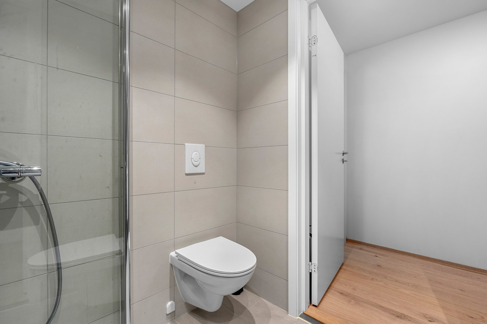Badet er utstyrt med innfellbare dusjdører, mekanisk avtrekk, opplegg for vaskemaskin, rørfordelingsskap, servantskap, veggmontert wc, stoppekran og vannmåler. Galleribilde