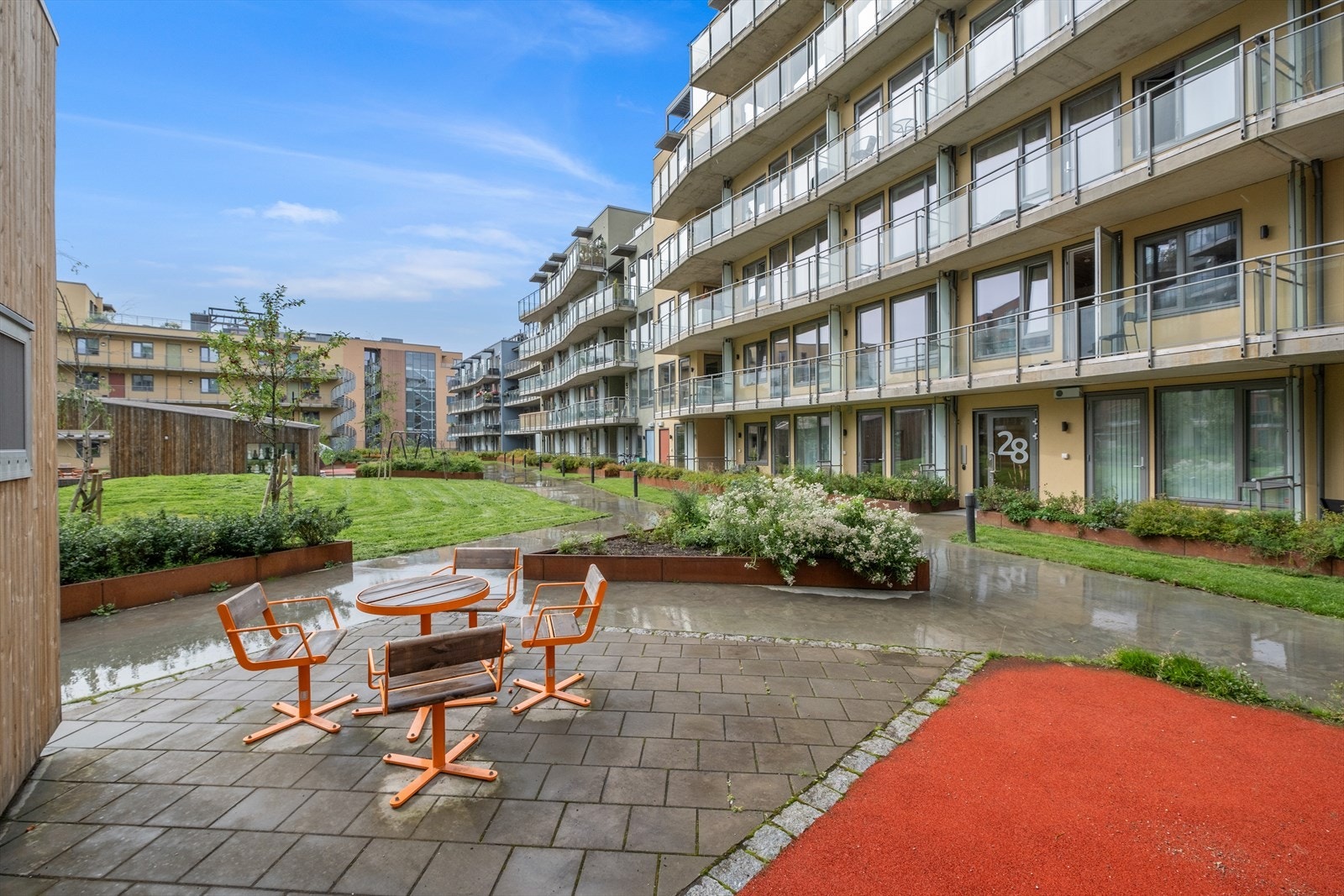 Fellesområdene byr på flere sitteplasser og lekeplass som bidrar til et gode aktivitetsmuligheter og sosiale sammenkomster Galleribilde
