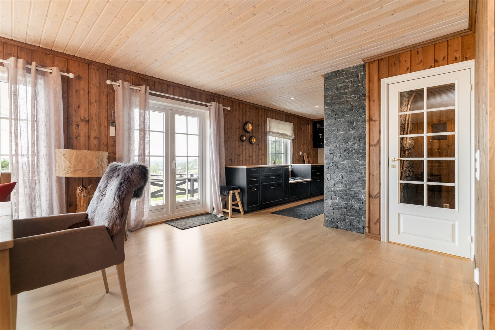 Fra stuen kommer du ut til hyttas veranda hvor du kan nyte utsikten utover alpinbakken og fjellene i bakgrunn. Galleribilde