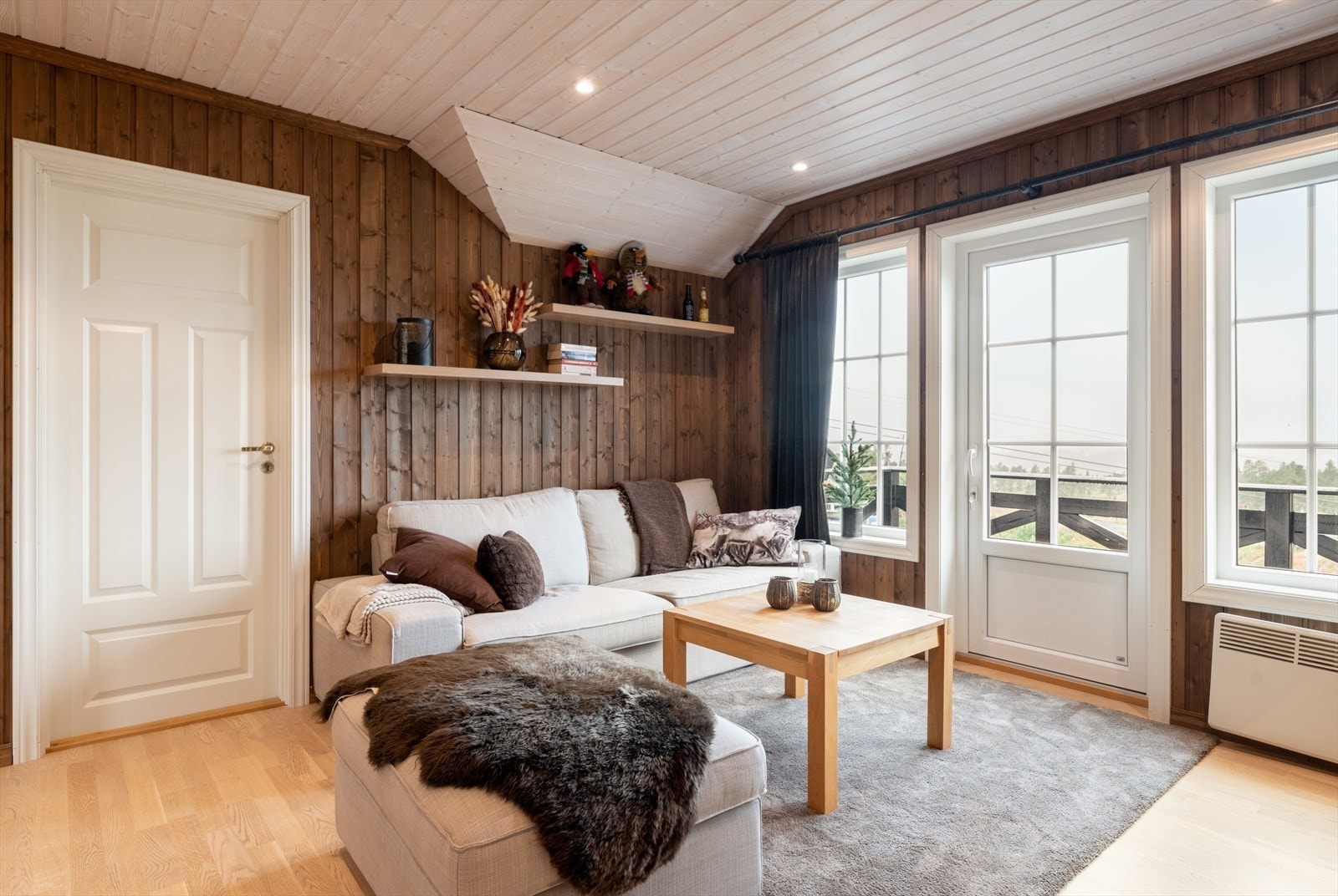 Opp trappen kommer du til romslig loftstue med god plass til sofa. Galleribilde