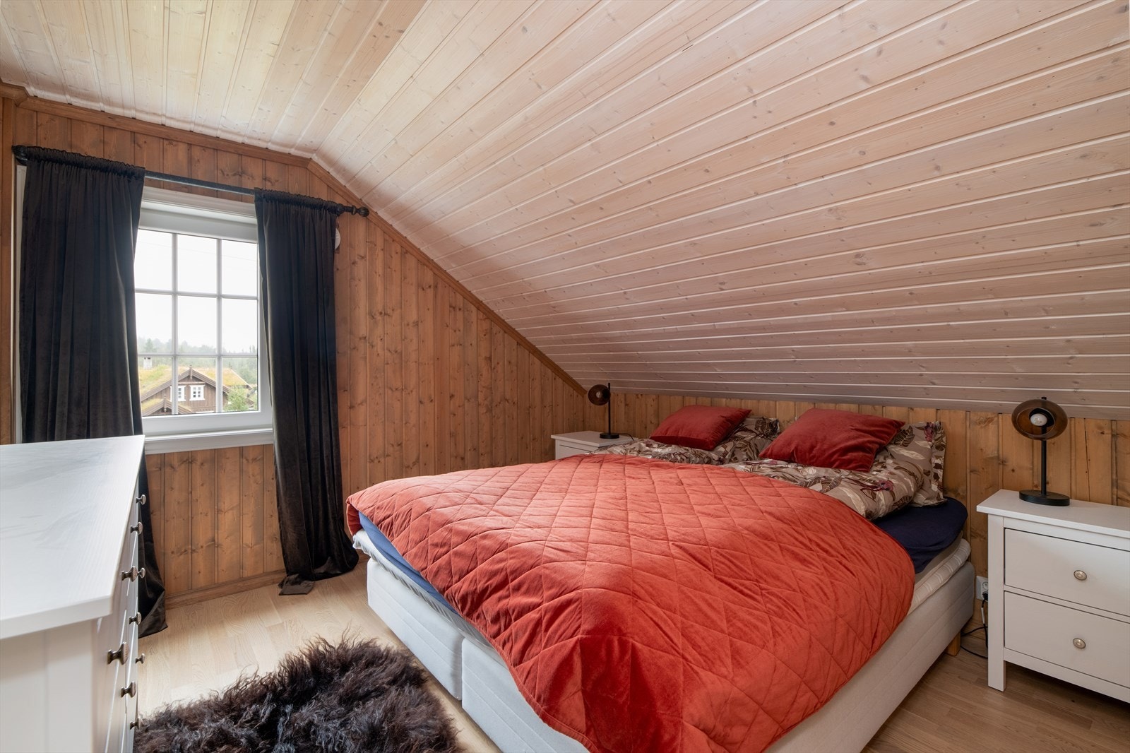 Hvert soverom har vindu som slipper inn rikelig med naturlig lys. Galleribilde