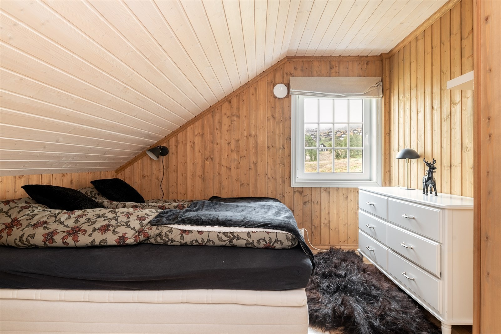 Det er god plass til dobbeltsenger på alle soverommene samt oppbevaringsmøblement. Galleribilde