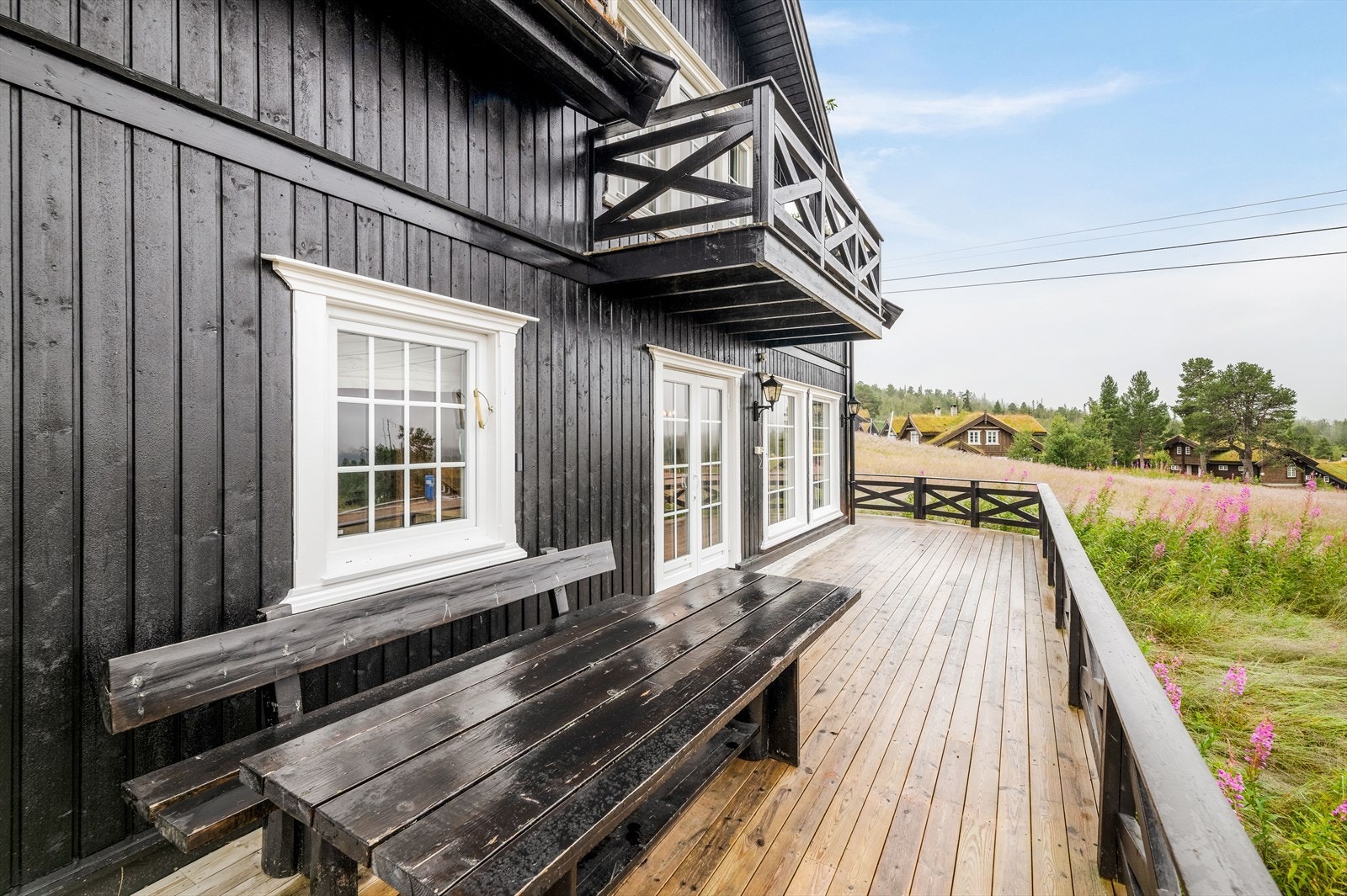 Hytta har en stor vinklet terrasse. Galleribilde