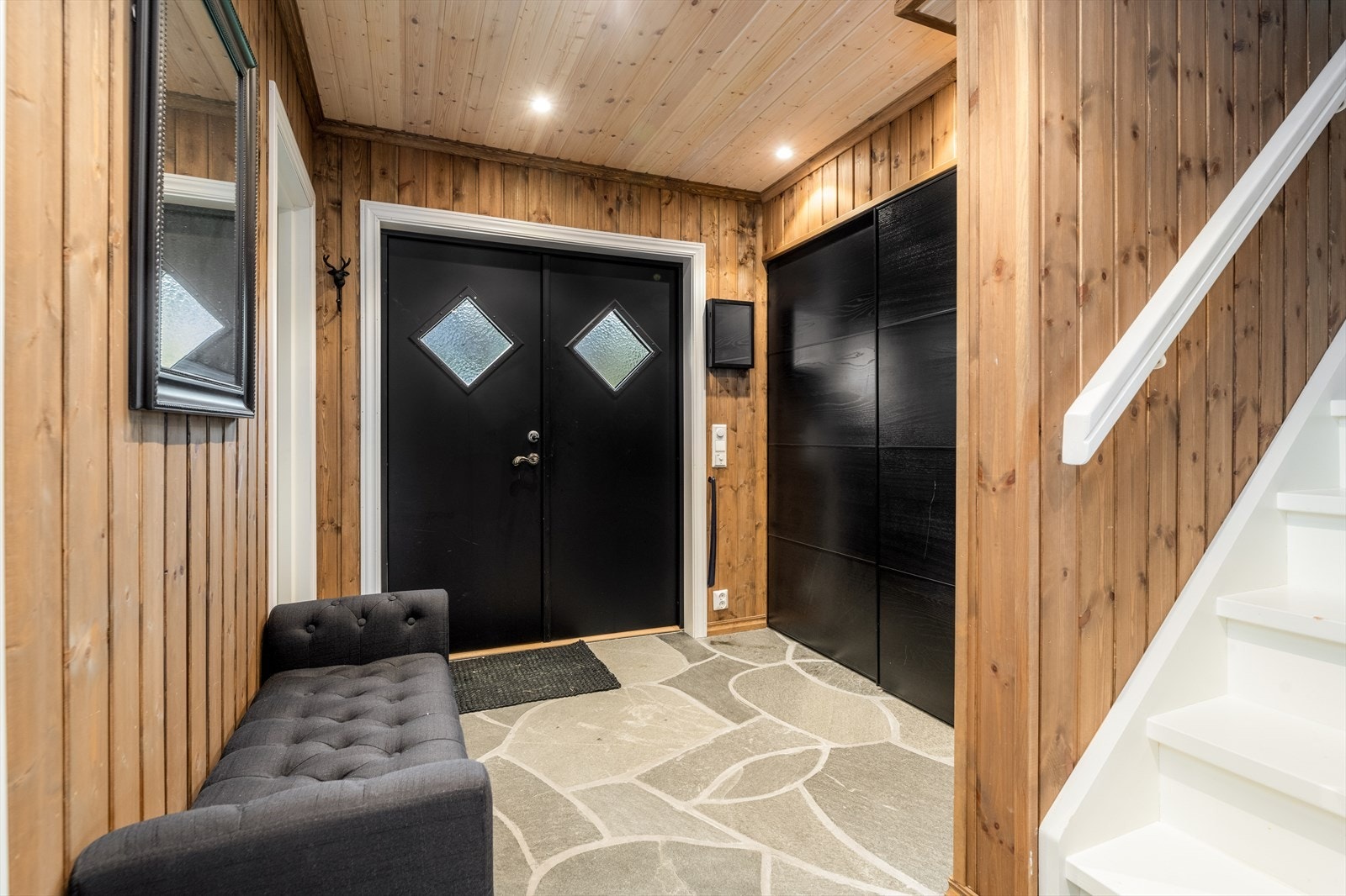 Det er skifer på gulv og adkomst til vaskerom og bad fra entré-en. Galleribilde