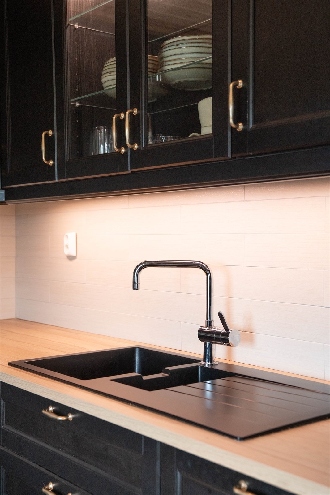 Laminerte benkeplater med gode arbeidsflater med nedfelt oppvaskkum. Galleribilde