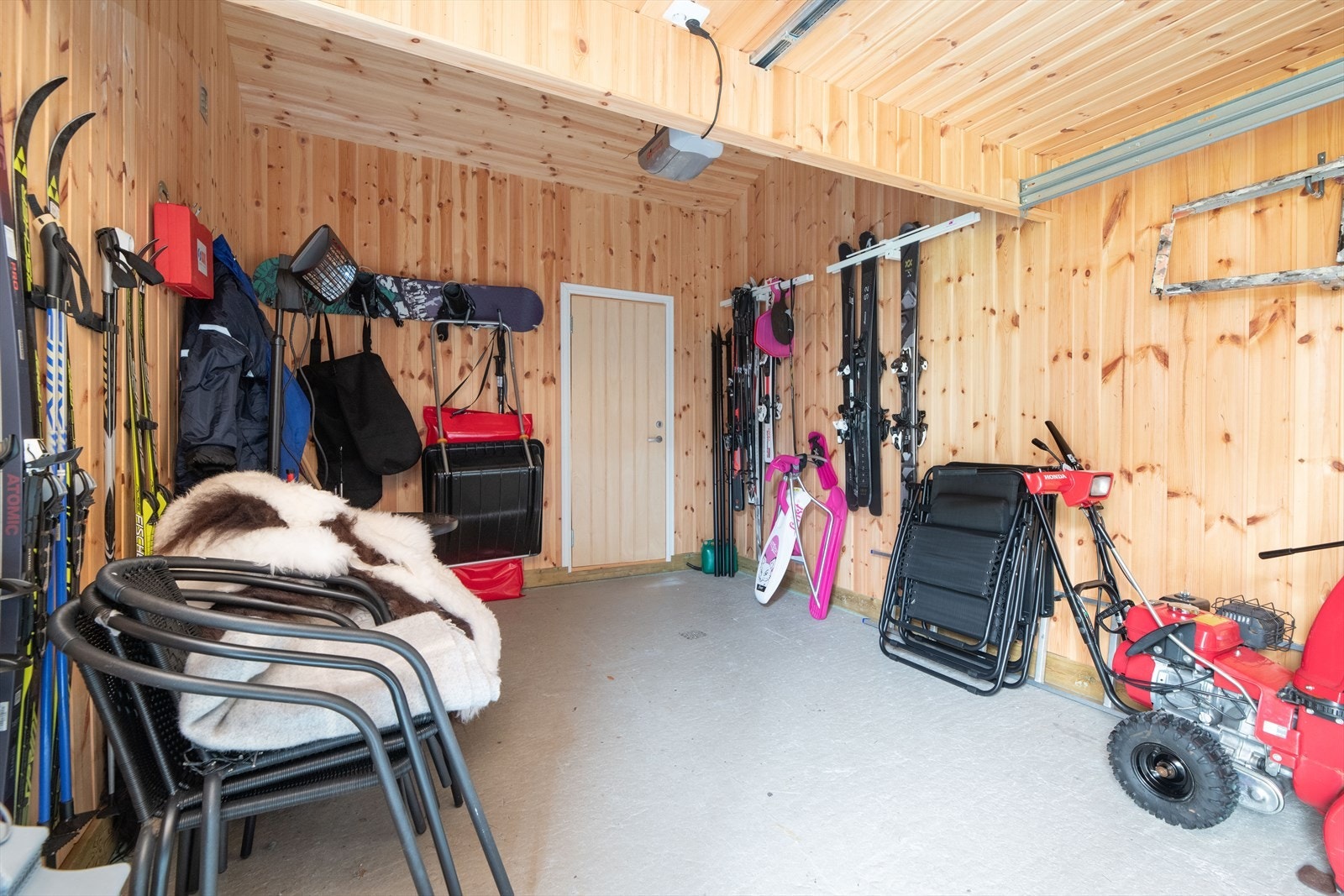 Garasje med stativ på vegger til lagring av skiutstyr. Galleribilde