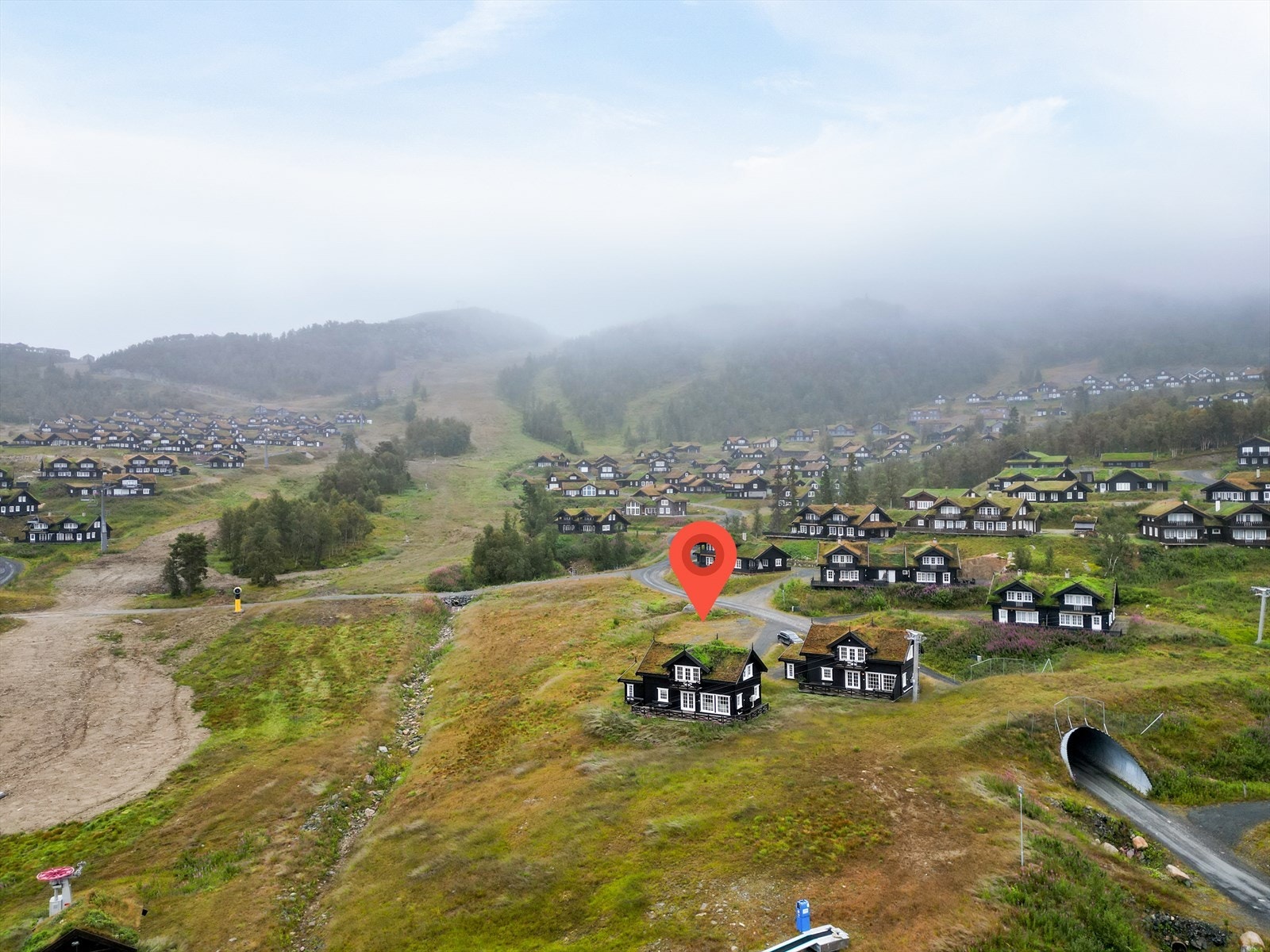 Hytta har en fantastisk beliggenhet i Holtardalen og grenser til alpinbakken. Galleribilde
