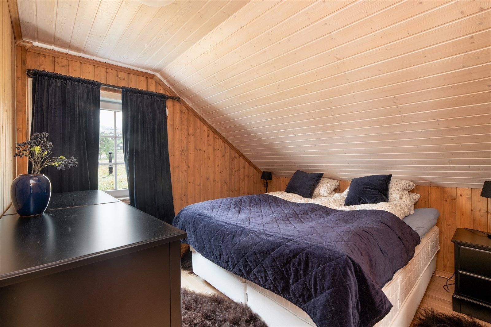 Hytta har fire gode soverom som alle ligger i 2. etasje med adkomst via loftstuen. Galleribilde