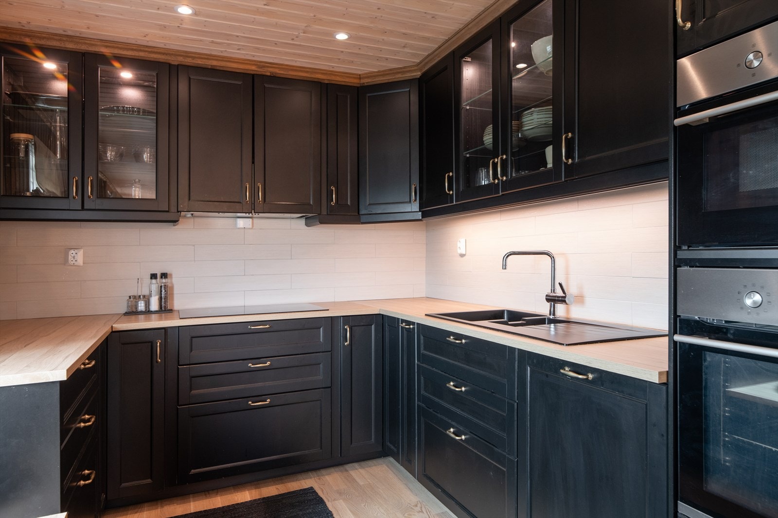 Over kokesonen er det montert ventilator med avtrekk ut. Det er installert automatisk vannstopper. Galleribilde