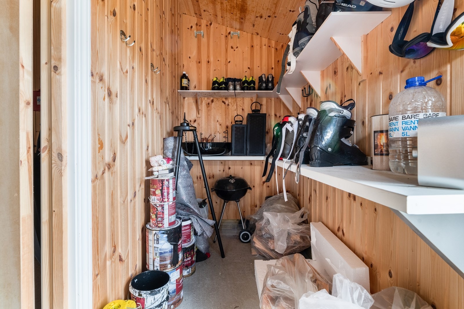 På innsiden av garasjen er det en bod med god lagringsplass. Galleribilde
