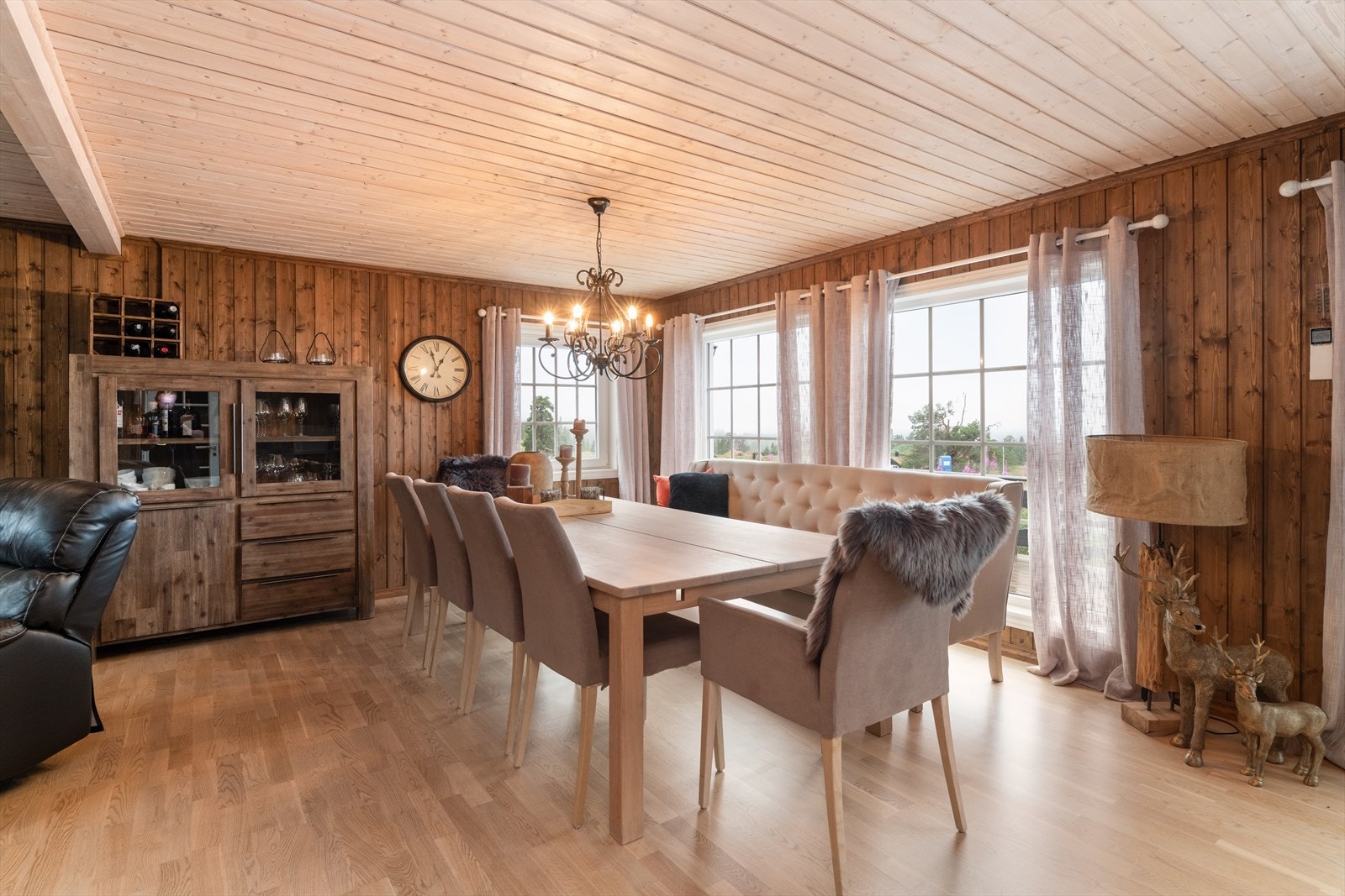 I et av stuens hjørner er det montert varmepumpe som gir god varme i rommet. Galleribilde