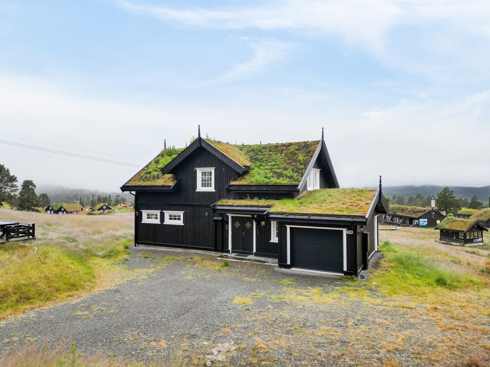 Hytta har en stor gårdsplass med god plass til parkering av biler. Galleribilde