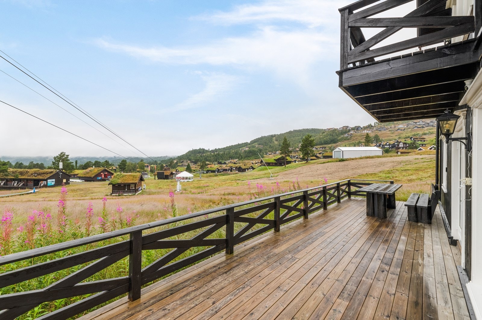 Her kan du nyte utsikten utover alpinbakken. Galleribilde