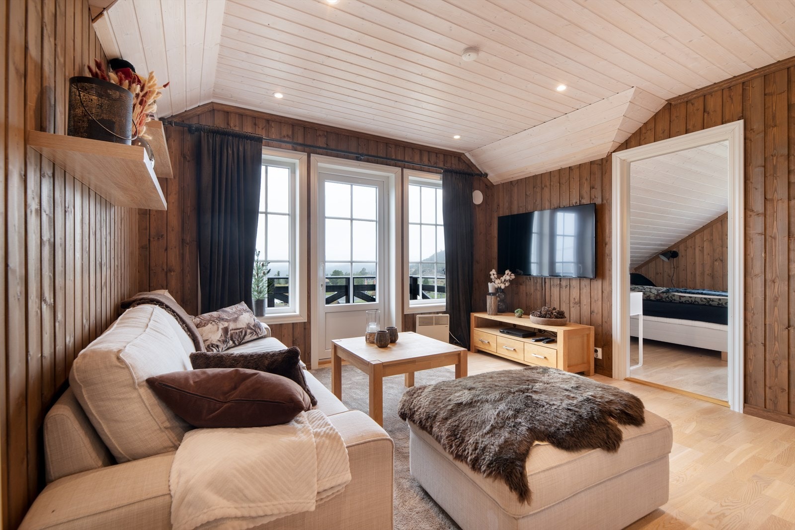 Fra stuen har du utgang til en balkong med fin utsikt. Galleribilde