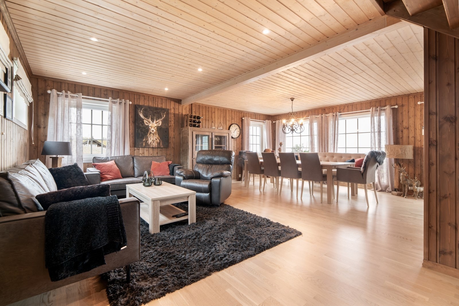 Det er store vindusflater som slipper inn rikelig med naturlig lys. Galleribilde